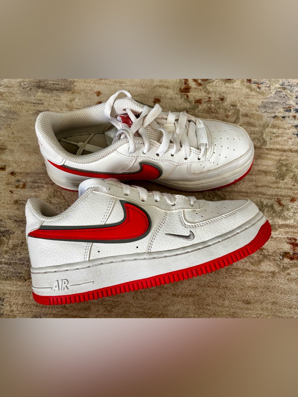 Nike Air Force 1 SE Mini Swoosh in White/Habanero Red